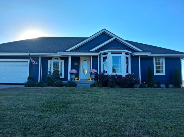 111 Sunset Ln, Maple Hill, KS 66507