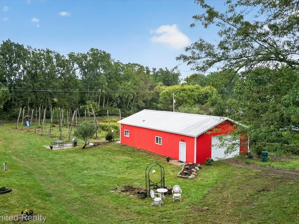 7715 S Durand Rd, Durand, MI 48429