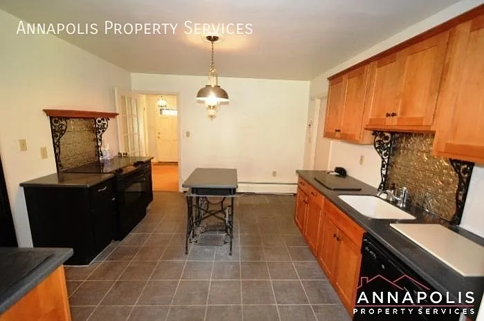 208 Avondale Cir — Photo 4