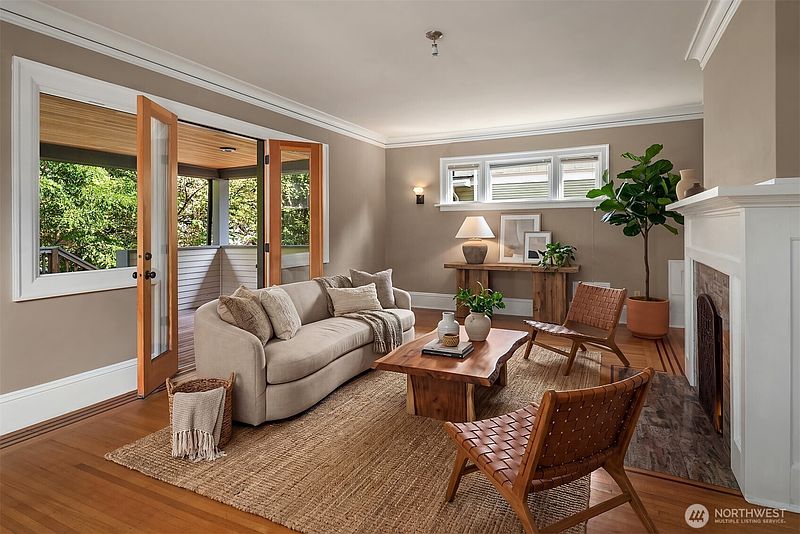 4th image of 2215 E Aloha Street