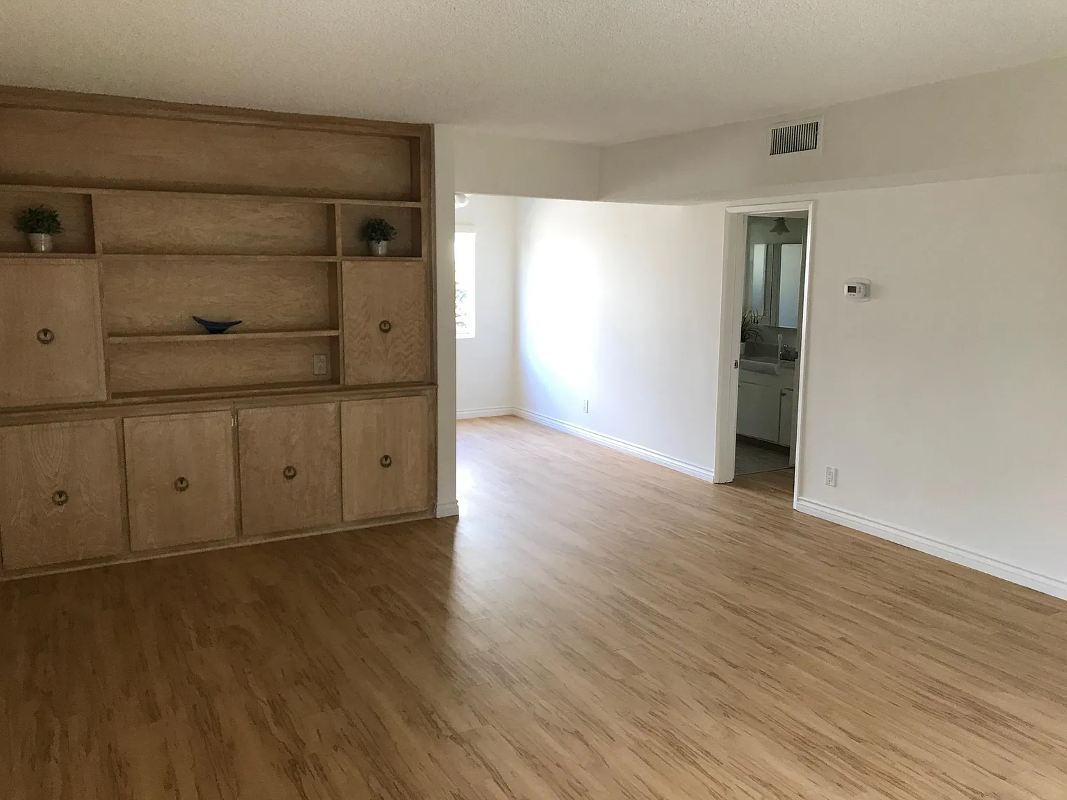2 bed, 980 sqft, $2,870 — Photo 2
