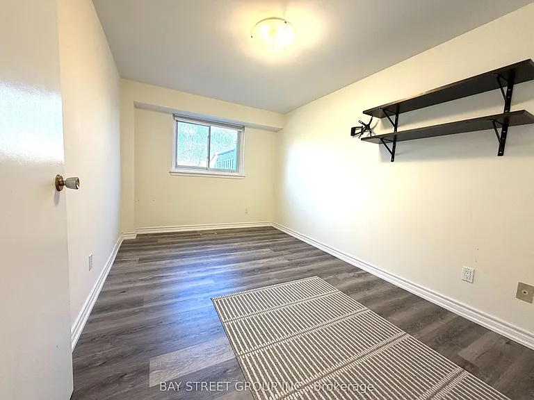 445 Harcourt Dr — Photo 6