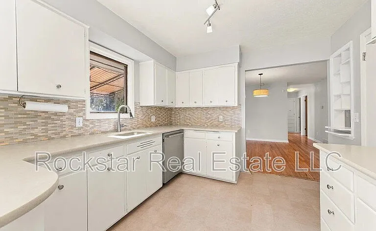 1110 E 28th Ave — Photo 23