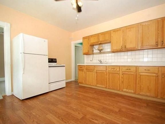 5th image of 922 Franklin St