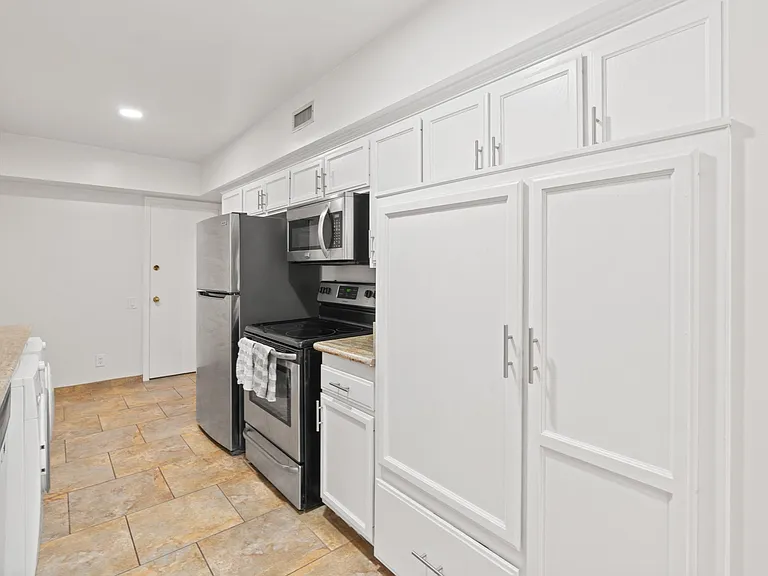 4915 Tyrone Ave #215 — Photo 16