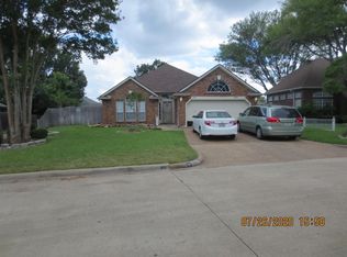 704 Summerwood Dr, Arlington, TX 76017