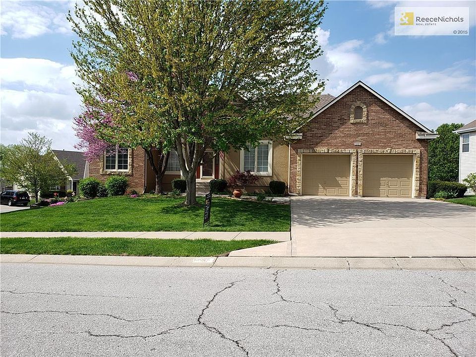 FRONT ELEVATION W/BEAUTIFUL STONE TRIM