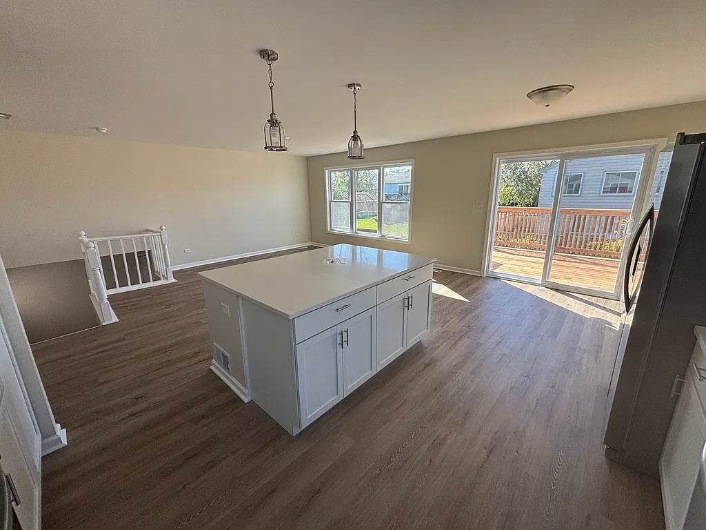 5 bed, 3000 sqft, $3,695 — Photo 3