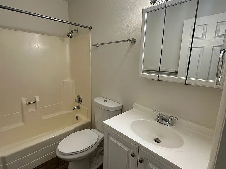 412 N Rouse Ave #A-H — Photo 11