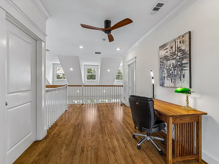 315 W 15th St — Photo 28