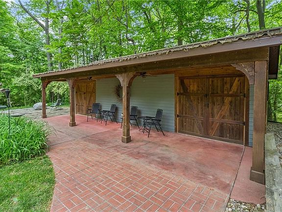 The "barn" can serve a lot of purposes--  a potting shed, a studio, storage for yard tools, motorbikes and toys- This is truly a great retreat!