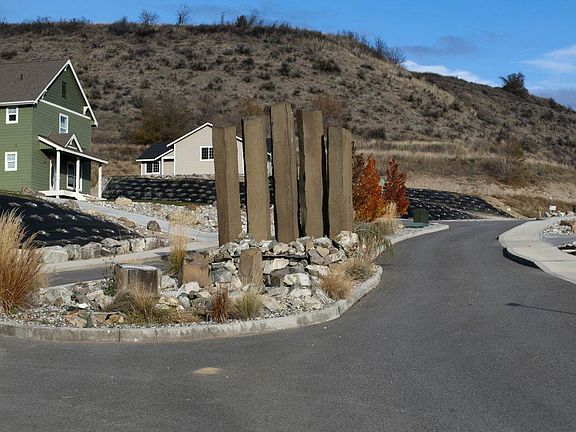 Saska Hills Entry