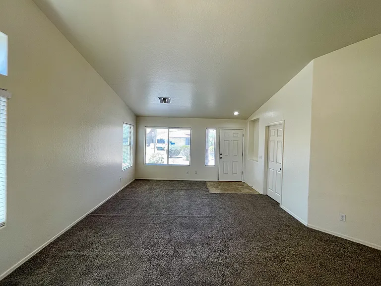 25853 W Elizabeth Ave — Photo 3