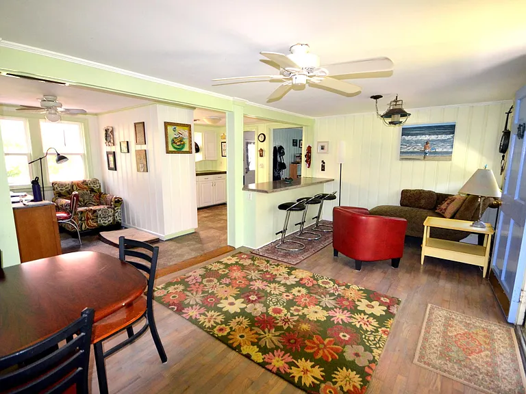 Dining area, sitting area, office, bar,kitchen