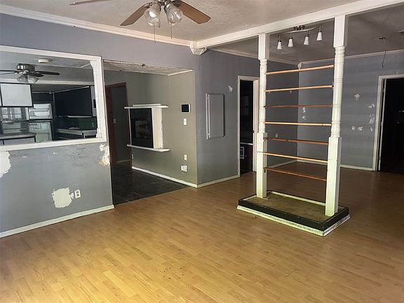 4th image of 809 W Sycamore Ave