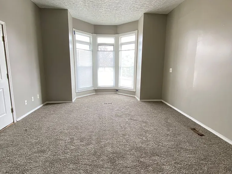 1031 Hartford St — Photo 4