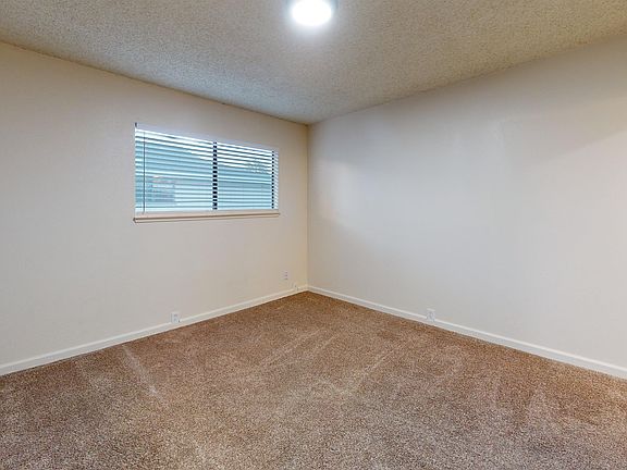 5th image of 915 Lakeside Dr APT 2
