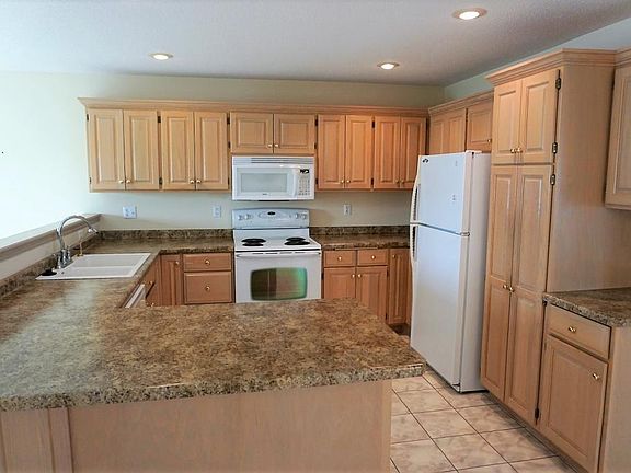 3rd image of 932 Willow Grove Cir