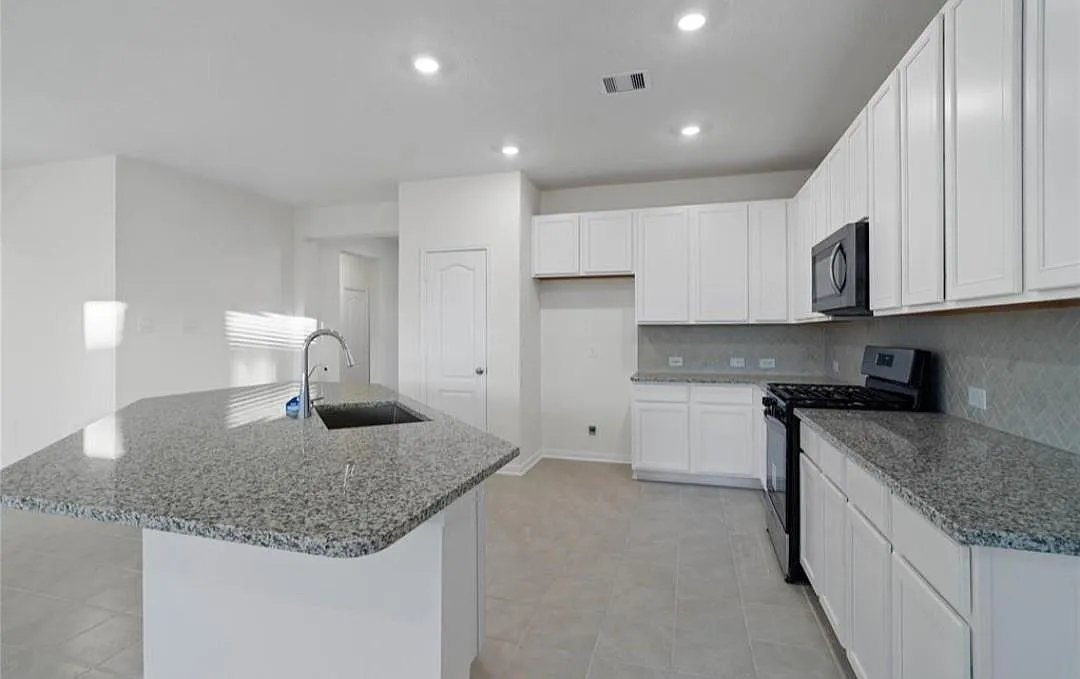 4 bed, 2.5 bath, 2839 sqft, $3,300 — Photo 3