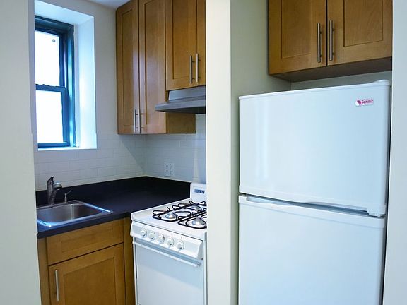 2nd image of 516 E 79th St APT 5G