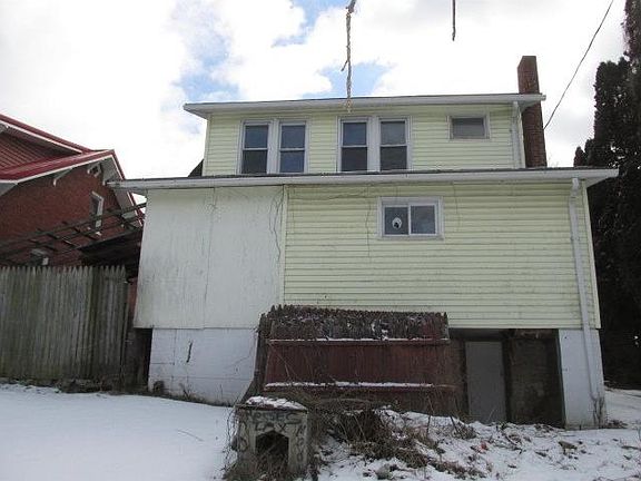 3rd image of 724 Green Ln
