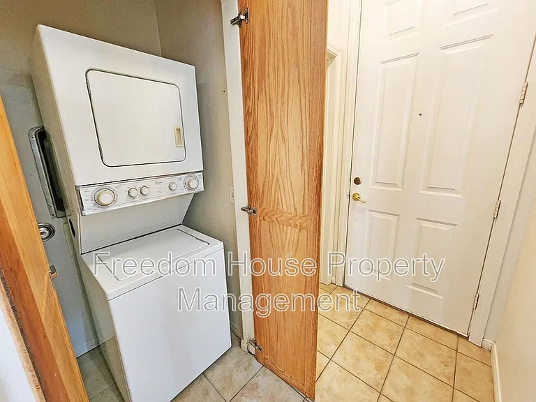 1041 Marne Ct #4 — Photo 22