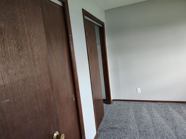 903 Carlisle Dr APT B, Rochelle, IL 61068