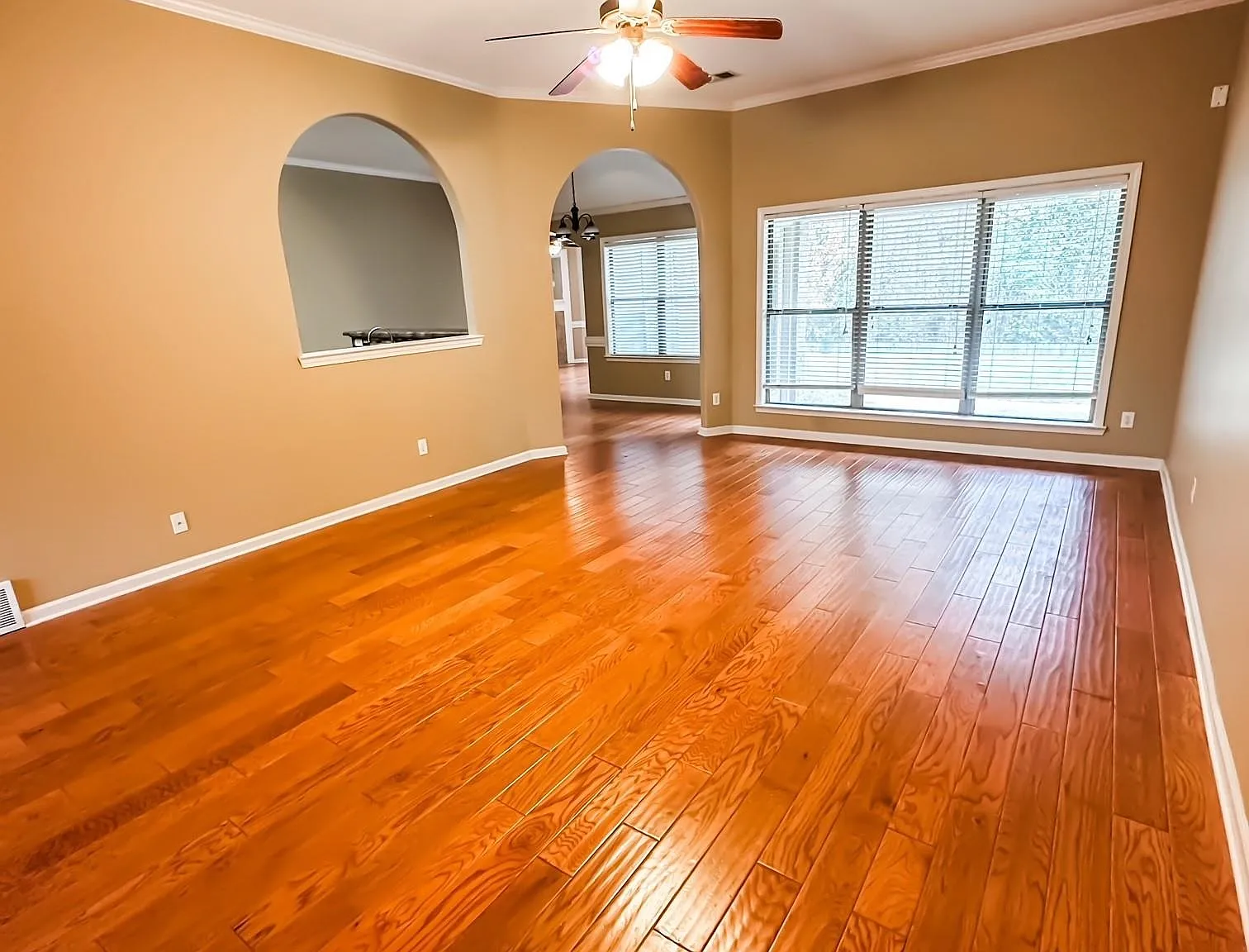4 bed, 2.0 bath, 2347 sqft, $2,300 — Photo 4
