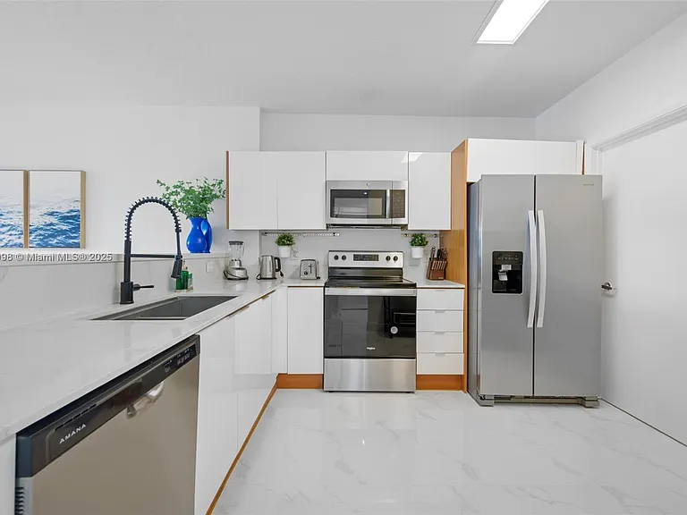 18100 N Bay Rd #708 — Photo 10