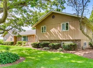 39W085 Cliff Dr, Elgin, IL 60124