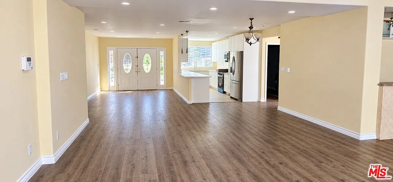 3 bed, 3.5 bath, 2061 sqft, $5,650 — Photo 4