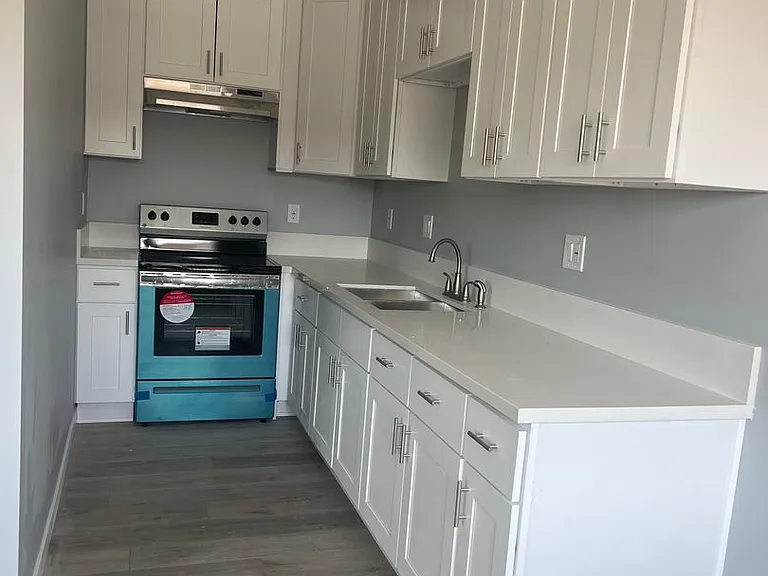 112 N Spruce St — Photo 3