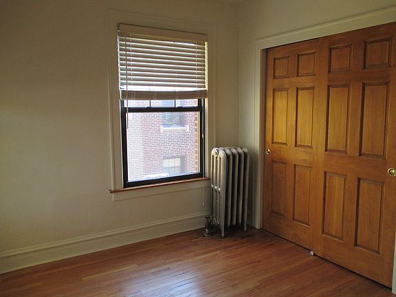 3rd image of 929 W Oakdale Ave APT 2J