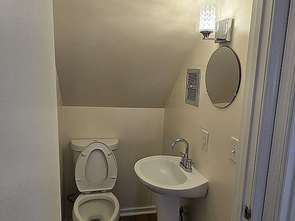 4th image of 276 E Broadway