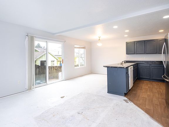 4th image of 601 SE Port Ave