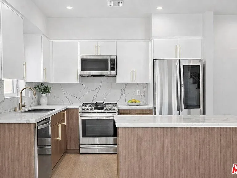 2120 N Beachwood Dr — Photo 12