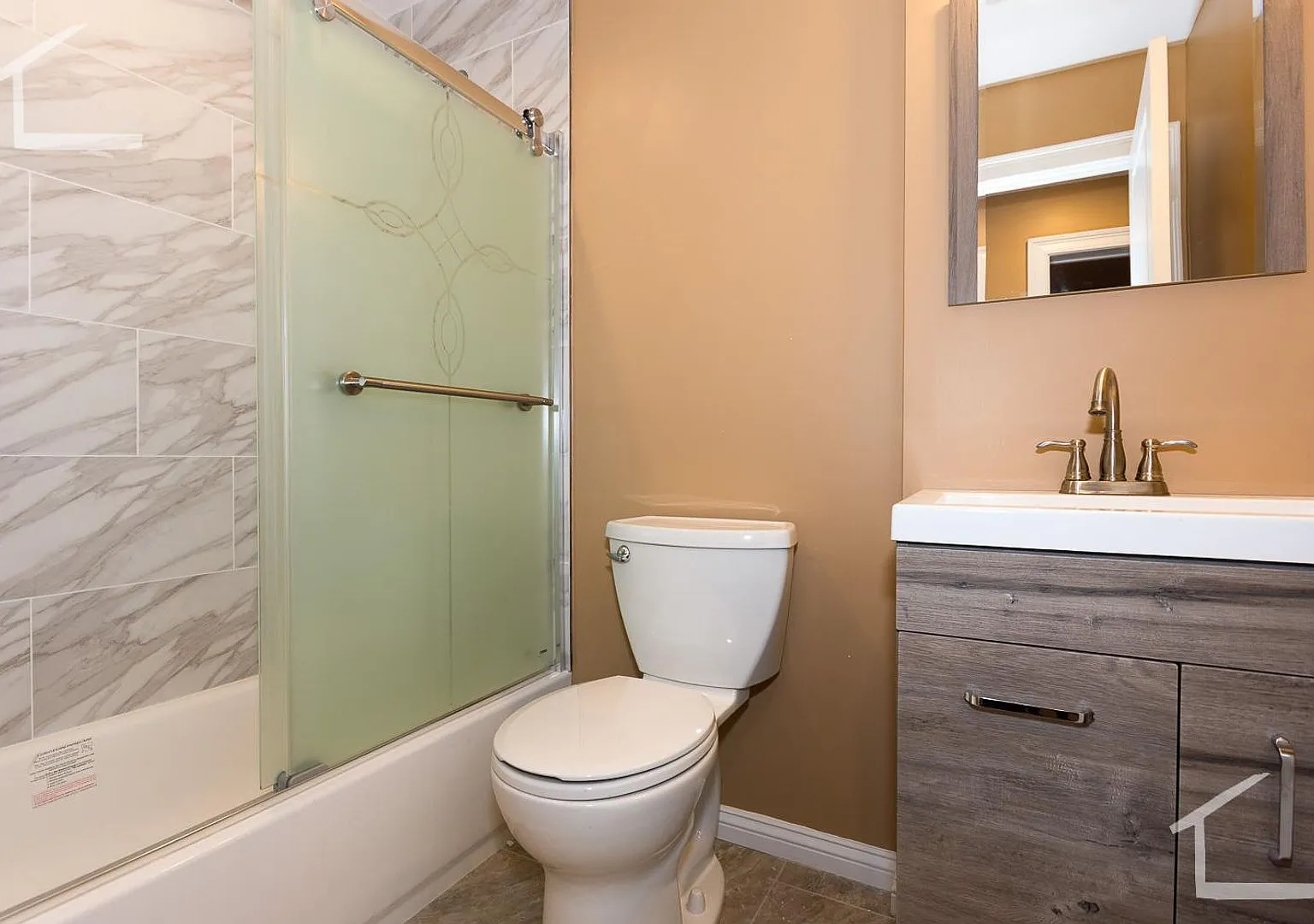 Huge, newly renovated 2 level 5 bed unit near the Green Line! — Photo 2