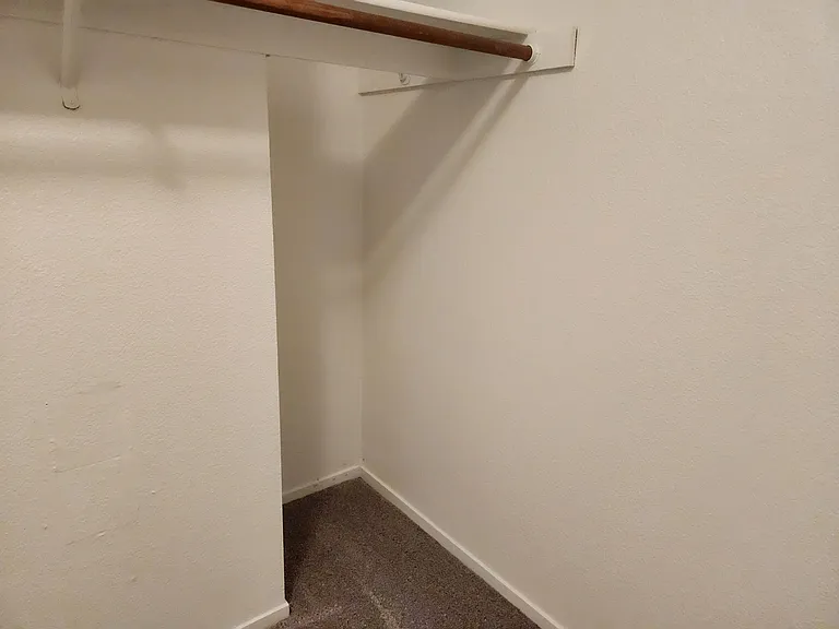 River Knolls Apartment — Photo 42