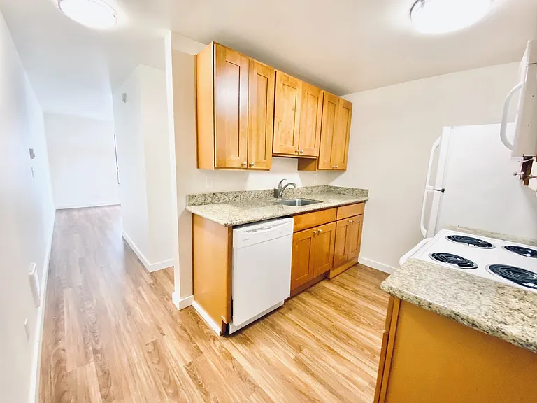 515 East Denny Apartments — Photo 9