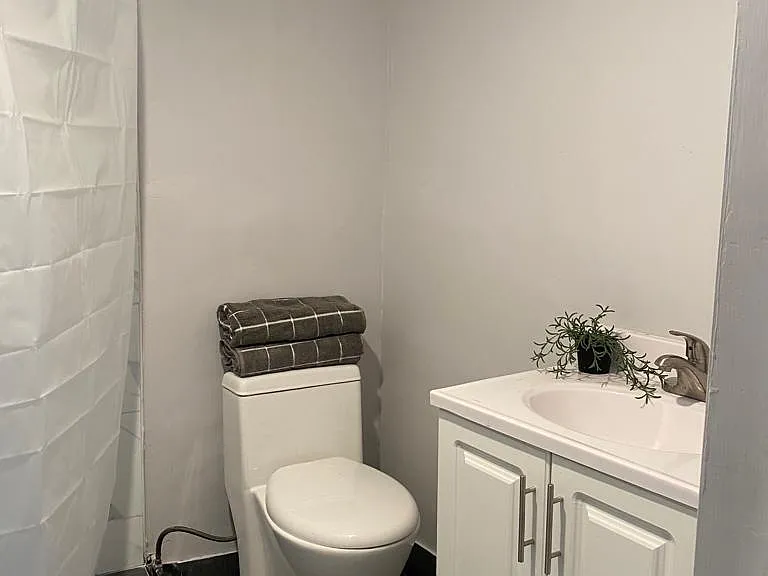 245 S Thurston Ave #5 — Photo 3