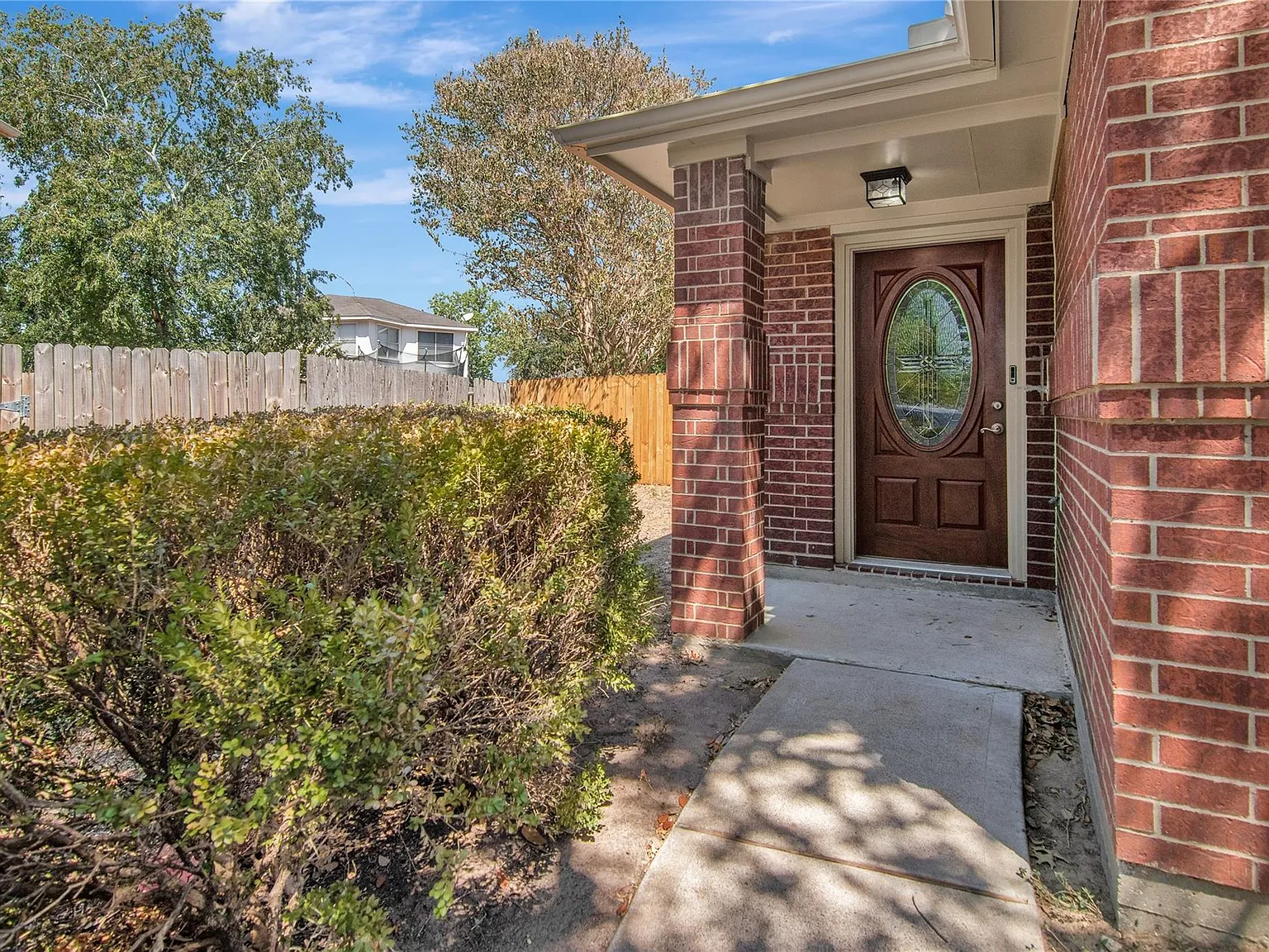 3 bed, 2.0 bath, 1446 sqft, $2,100 — Photo 2