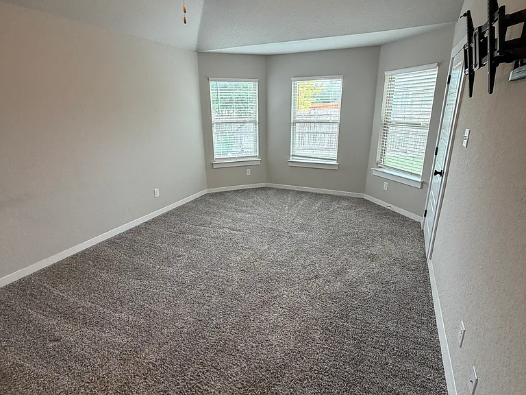 1100 River Wood — Photo 14
