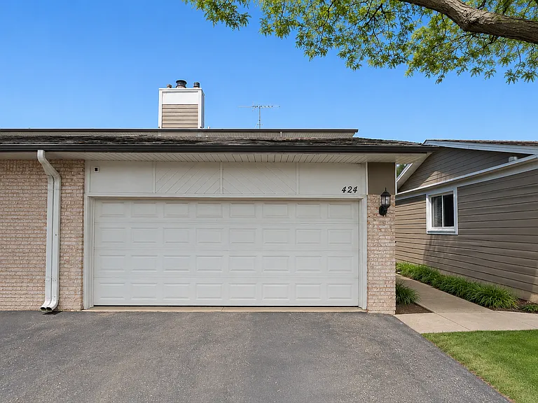 424 Mallard Dr — Photo 3