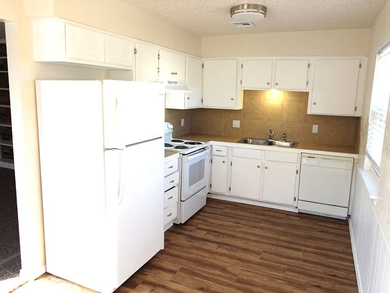 312 Chalmette Dr — Photo 5