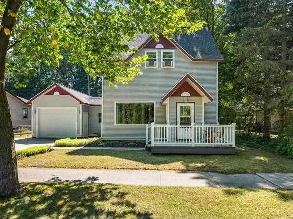 308 Antrim St, Charlevoix, MI 49720