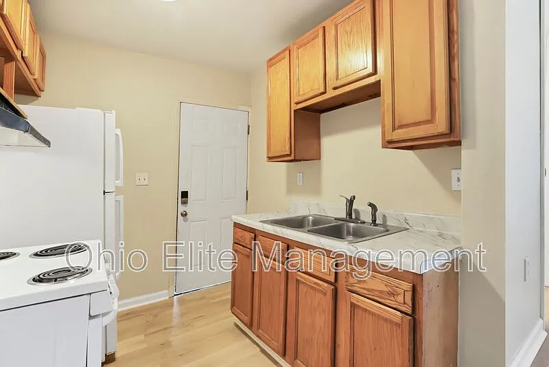2 bed, 1.0 bath, $900 — Photo 1