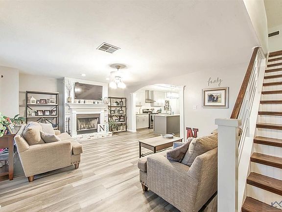 5th image of 609 Holiday Dr