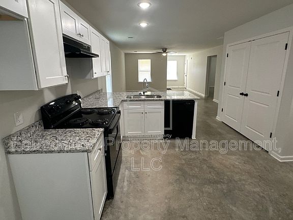 4th image of 2502 E Tyler Ave