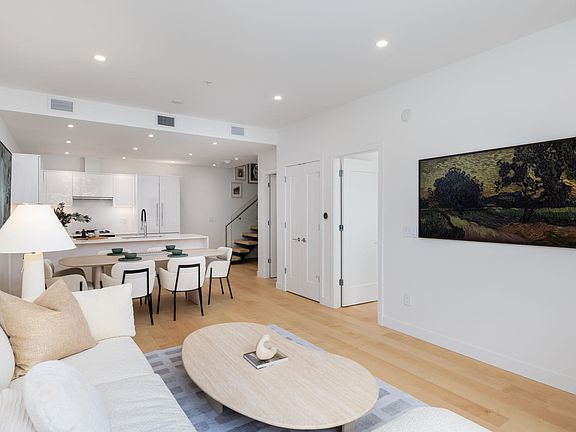 5th image of 135 E 13th St #Townhouse 8