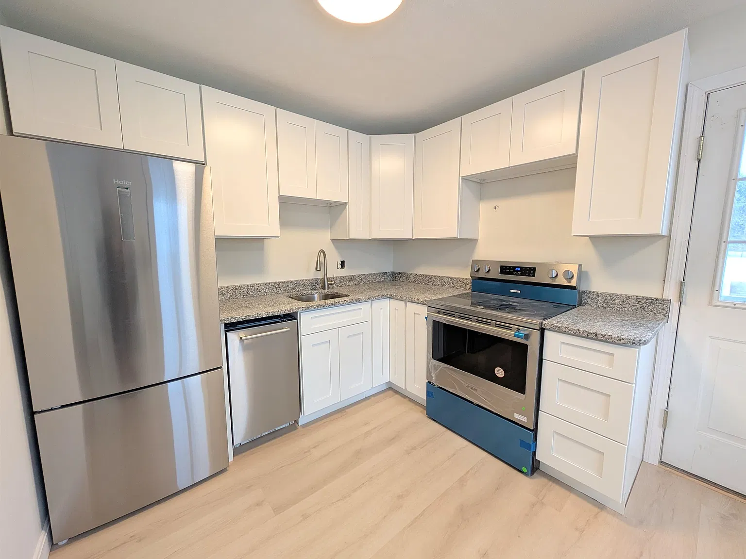 3 bed, 1.5 bath, 1008 sqft, $2,350 — Photo 2